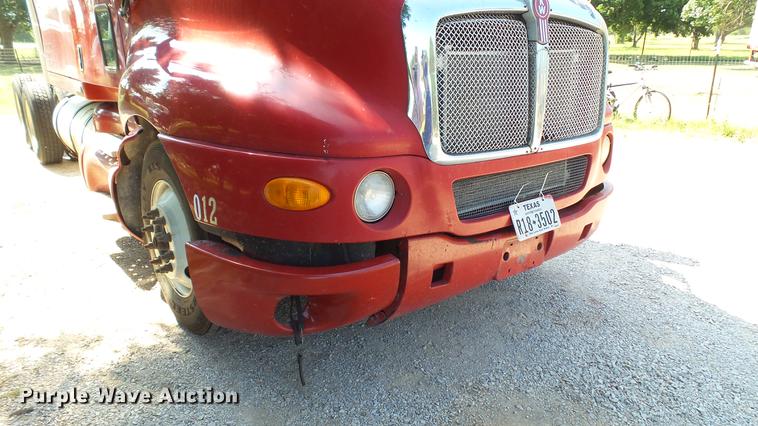 image for item DE0166 2005 Kenworth T2000 semi truck