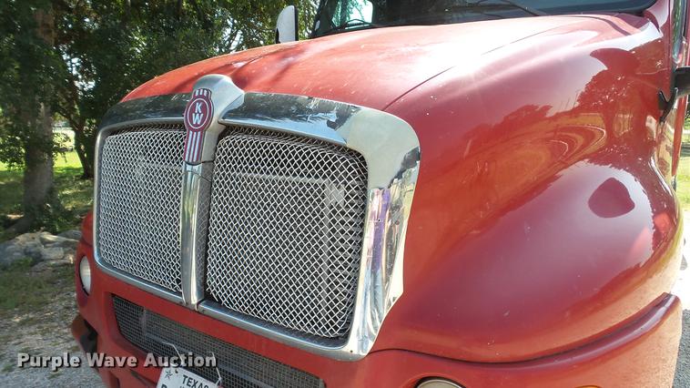 image for item DE0166 2005 Kenworth T2000 semi truck