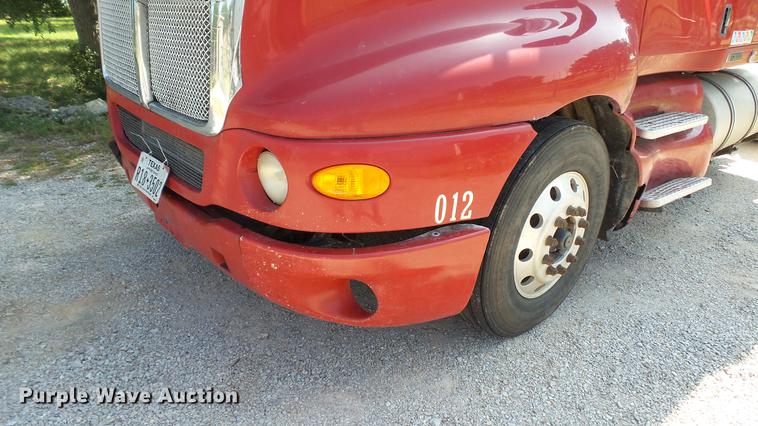 image for item DE0166 2005 Kenworth T2000 semi truck