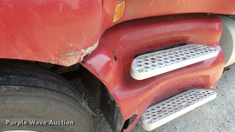 image for item DE0166 2005 Kenworth T2000 semi truck