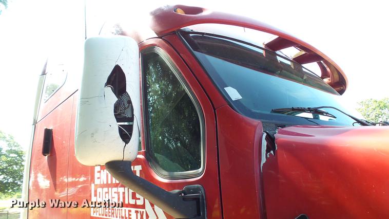 image for item DE0166 2005 Kenworth T2000 semi truck