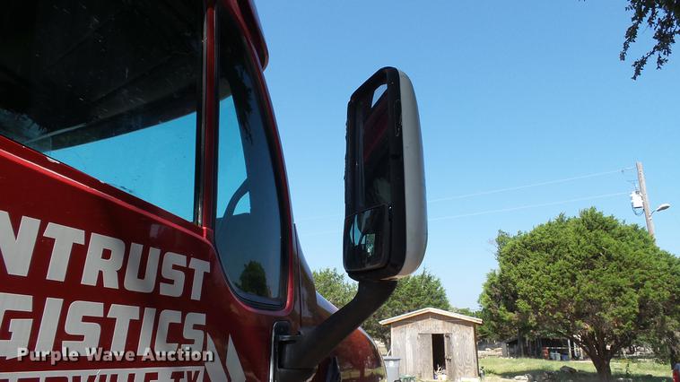 image for item DE0166 2005 Kenworth T2000 semi truck