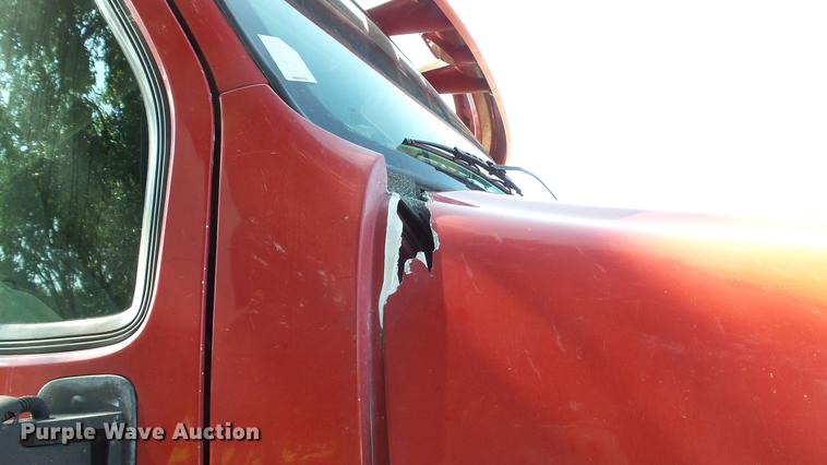 image for item DE0166 2005 Kenworth T2000 semi truck