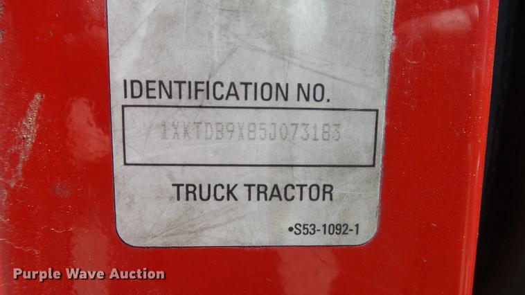 image for item DE0166 2005 Kenworth T2000 semi truck