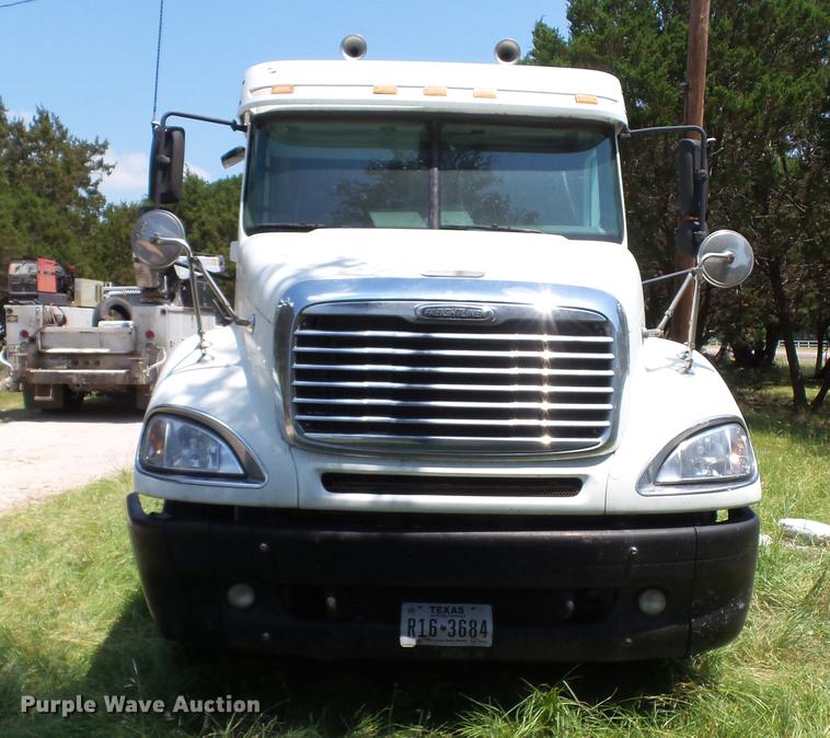 image for item DE0167 2006 Freightliner Columbia semi truck