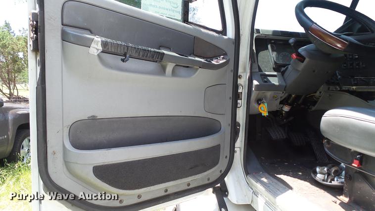 image for item DE0167 2006 Freightliner Columbia semi truck