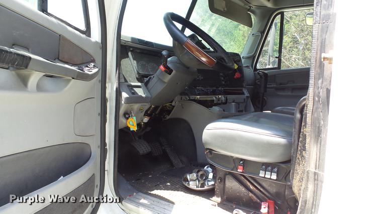 image for item DE0167 2006 Freightliner Columbia semi truck