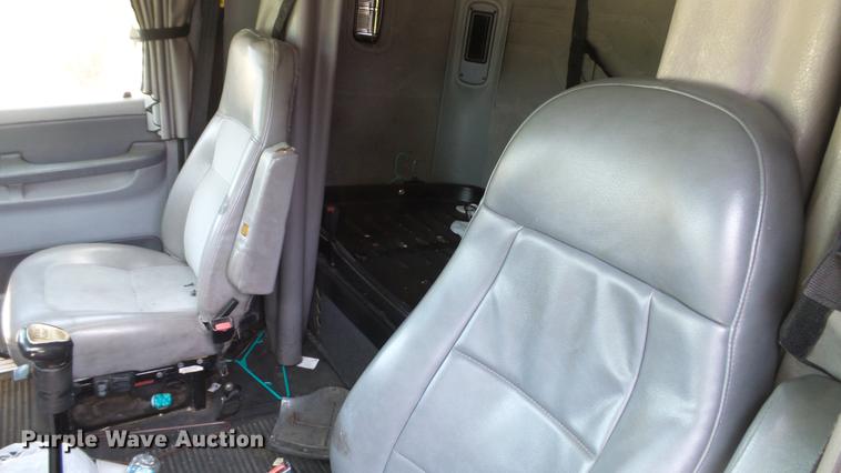 image for item DE0167 2006 Freightliner Columbia semi truck