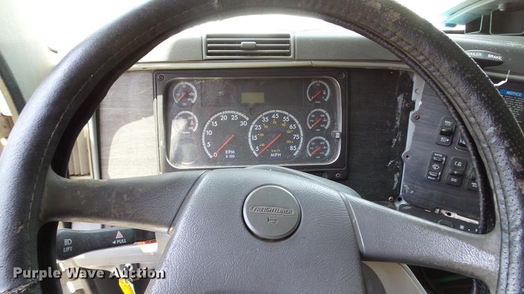 image for item DE0167 2006 Freightliner Columbia semi truck