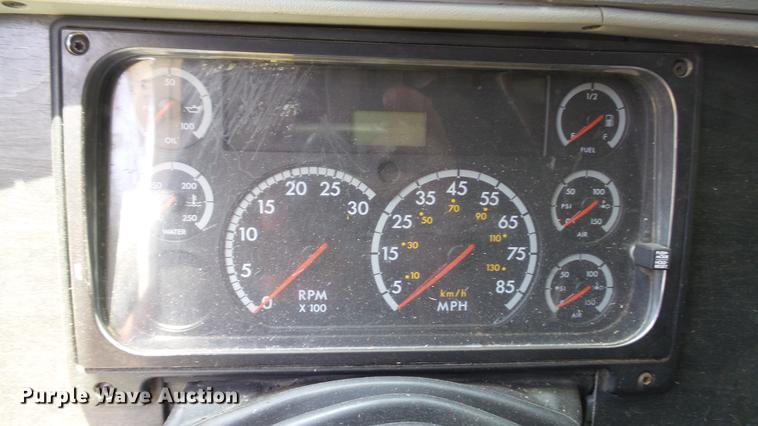 image for item DE0167 2006 Freightliner Columbia semi truck