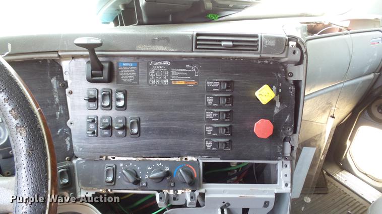 image for item DE0167 2006 Freightliner Columbia semi truck