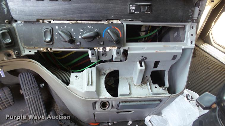 image for item DE0167 2006 Freightliner Columbia semi truck