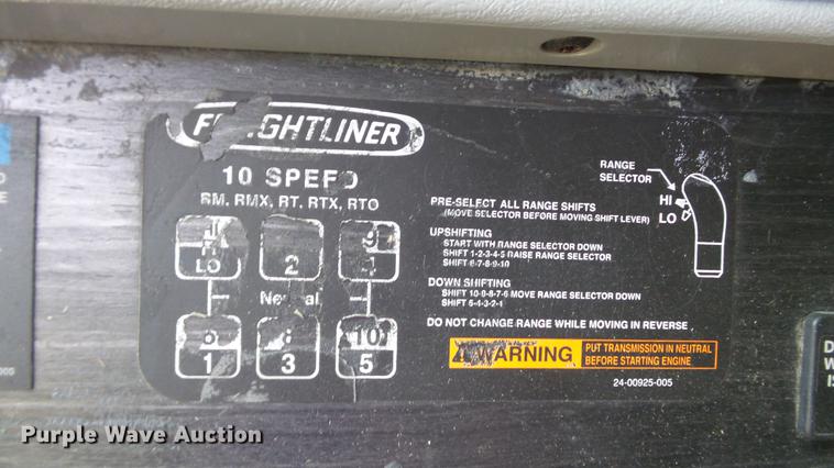 image for item DE0167 2006 Freightliner Columbia semi truck