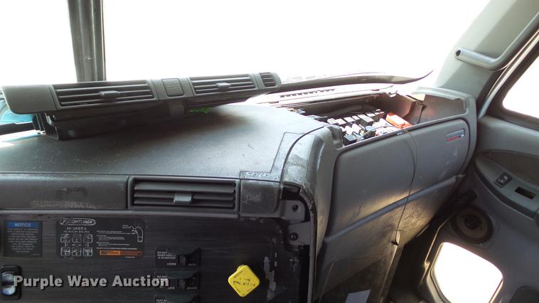 image for item DE0167 2006 Freightliner Columbia semi truck