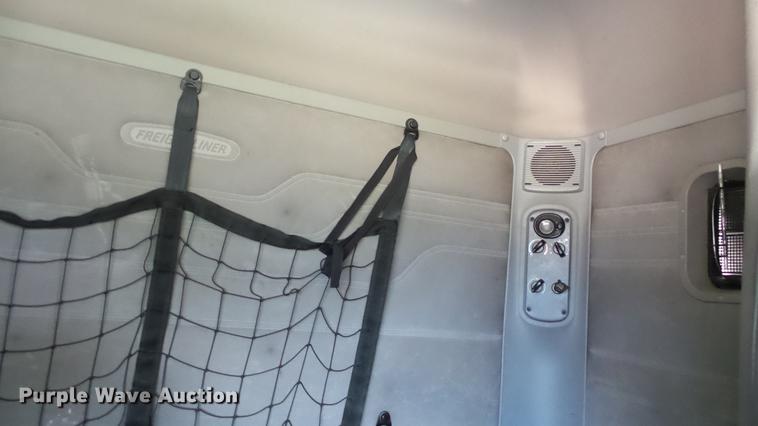 image for item DE0167 2006 Freightliner Columbia semi truck