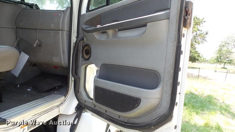 image for item DE0167 2006 Freightliner Columbia semi truck