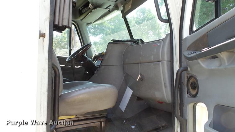 image for item DE0167 2006 Freightliner Columbia semi truck