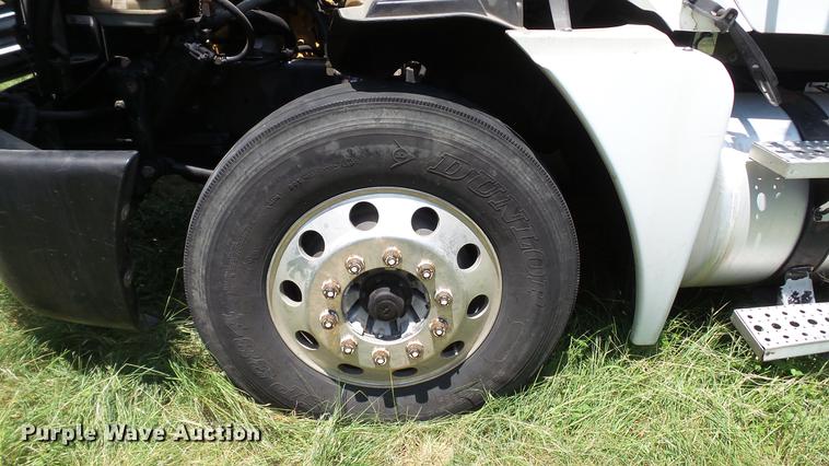 image for item DE0167 2006 Freightliner Columbia semi truck