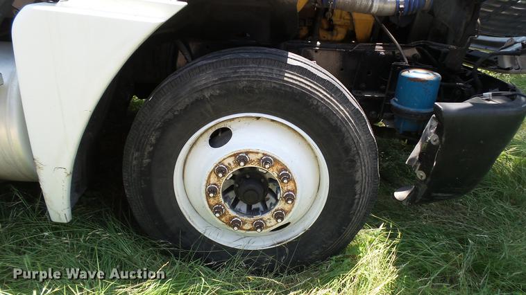 image for item DE0167 2006 Freightliner Columbia semi truck