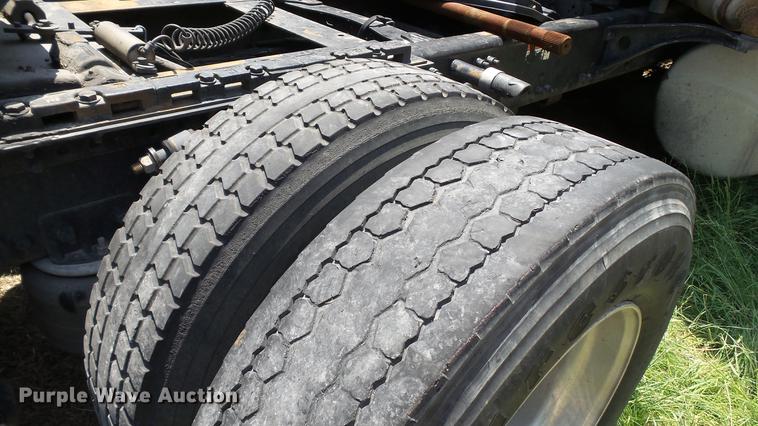 image for item DE0167 2006 Freightliner Columbia semi truck