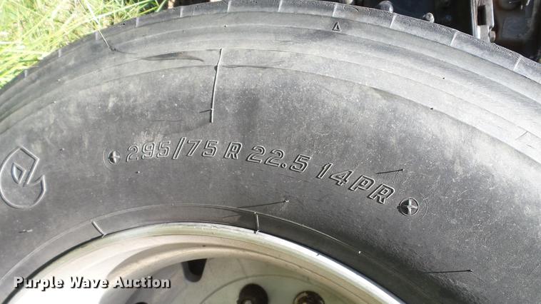 image for item DE0167 2006 Freightliner Columbia semi truck