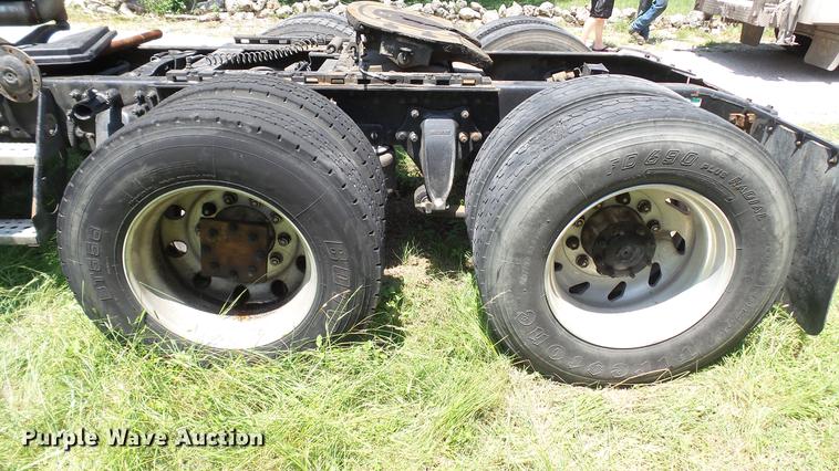 image for item DE0167 2006 Freightliner Columbia semi truck