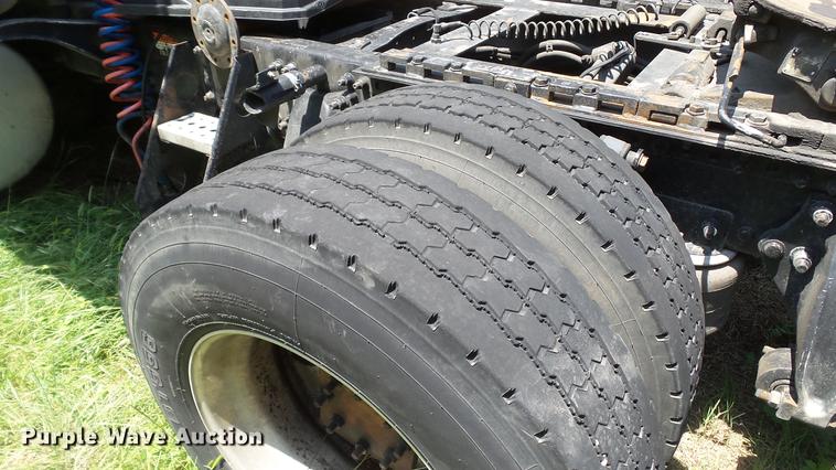 image for item DE0167 2006 Freightliner Columbia semi truck