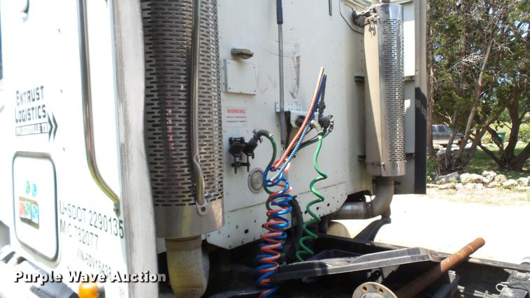 image for item DE0167 2006 Freightliner Columbia semi truck