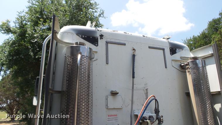 image for item DE0167 2006 Freightliner Columbia semi truck