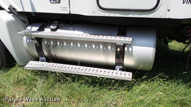 image for item DE0167 2006 Freightliner Columbia semi truck