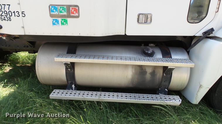 image for item DE0167 2006 Freightliner Columbia semi truck