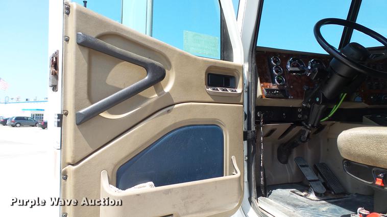 image for item DE0169 2007 International 9400i semi truck