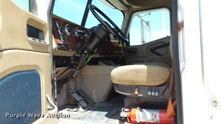 image for item DE0169 2007 International 9400i semi truck
