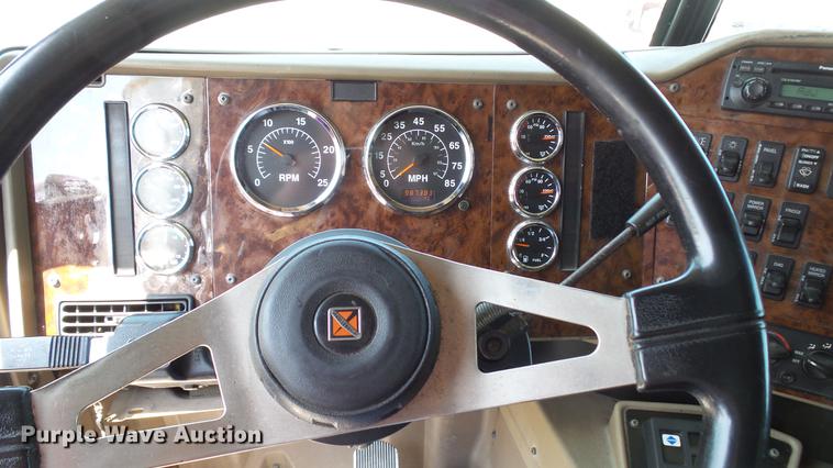 image for item DE0169 2007 International 9400i semi truck