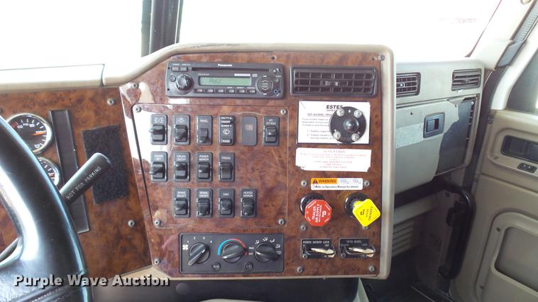 image for item DE0169 2007 International 9400i semi truck