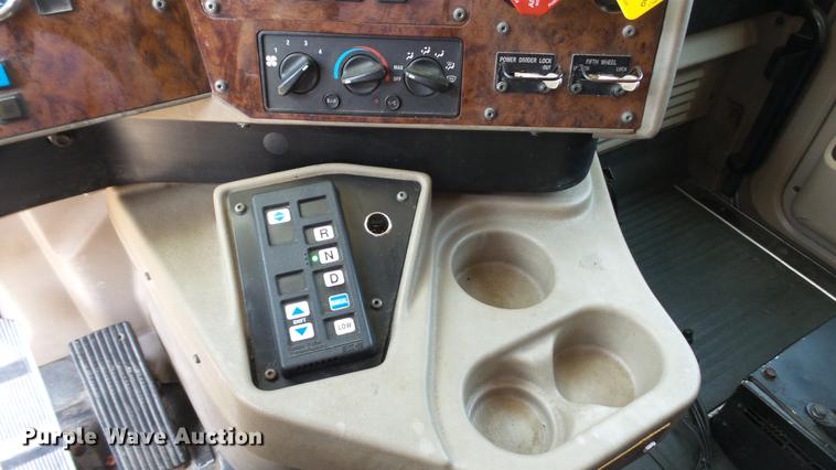 image for item DE0169 2007 International 9400i semi truck