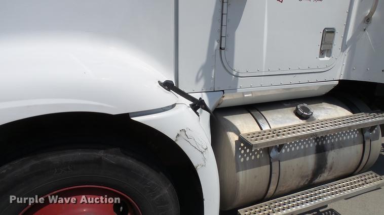 image for item DE0169 2007 International 9400i semi truck