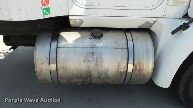 image for item DE0169 2007 International 9400i semi truck