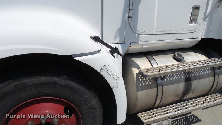 image for item DE0169 2007 International 9400i semi truck