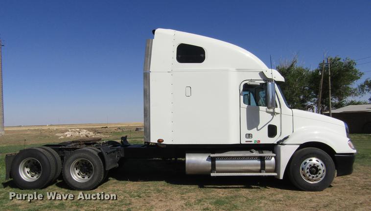 image for item DE6818 2007 Freightliner Columbia semi truck