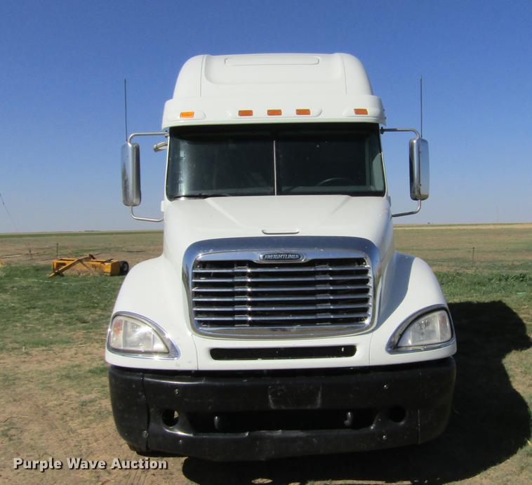 image for item DE6818 2007 Freightliner Columbia semi truck