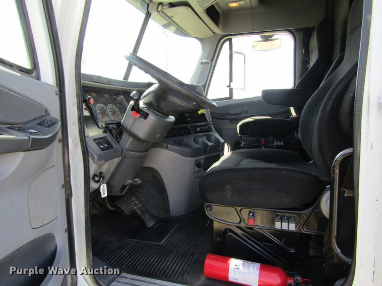 image for item DE6818 2007 Freightliner Columbia semi truck