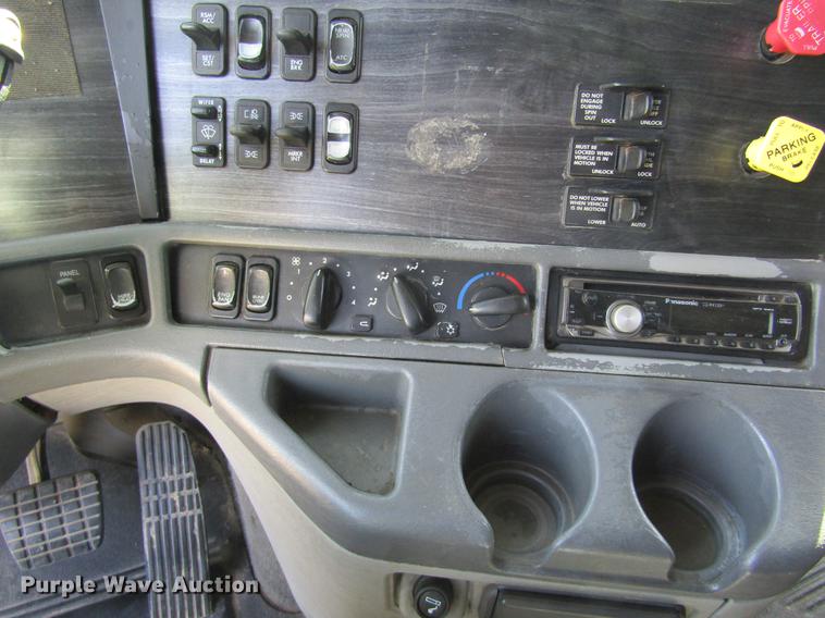 image for item DE6818 2007 Freightliner Columbia semi truck