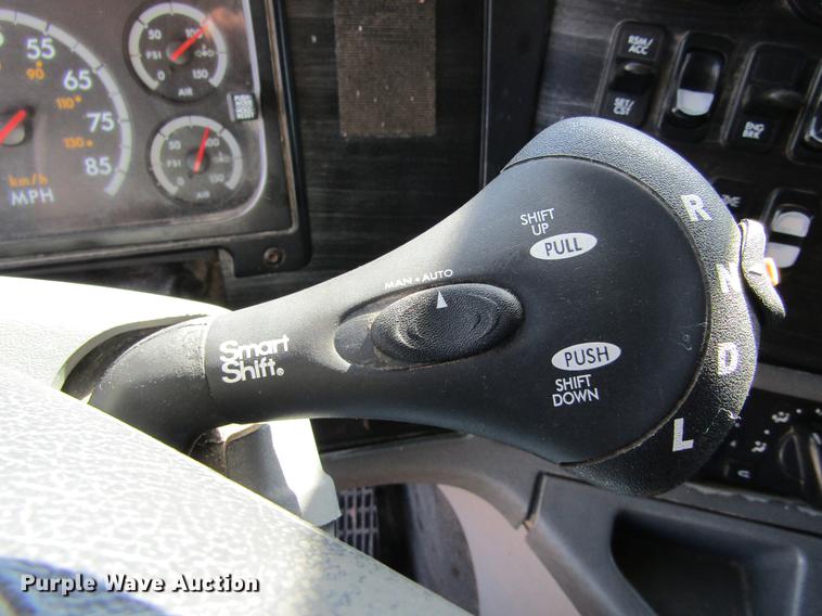 image for item DE6818 2007 Freightliner Columbia semi truck