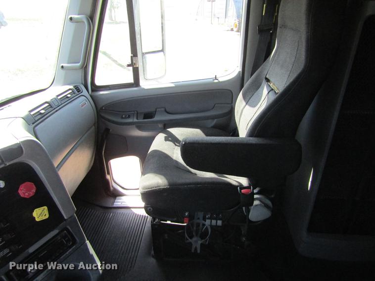 image for item DE6818 2007 Freightliner Columbia semi truck