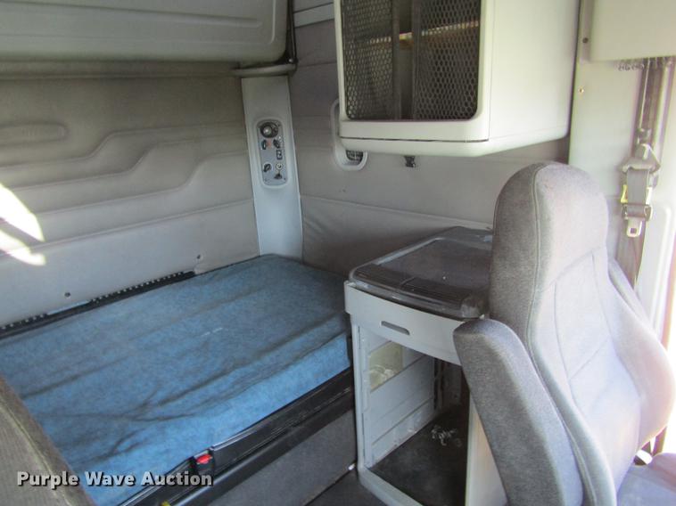 image for item DE6818 2007 Freightliner Columbia semi truck