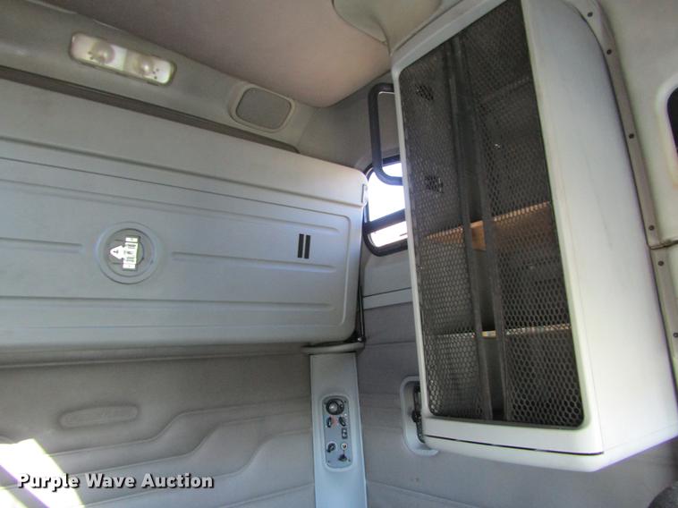 image for item DE6818 2007 Freightliner Columbia semi truck