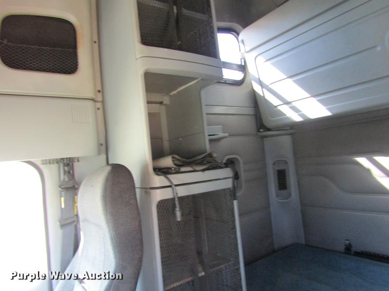 image for item DE6818 2007 Freightliner Columbia semi truck