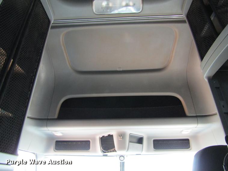 image for item DE6818 2007 Freightliner Columbia semi truck