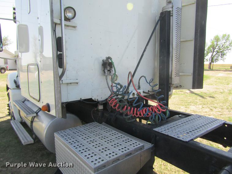 image for item DE6818 2007 Freightliner Columbia semi truck